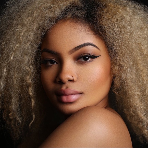 Profile Picture of Annabelle Hayes (@bellsebobo) on Poshmark