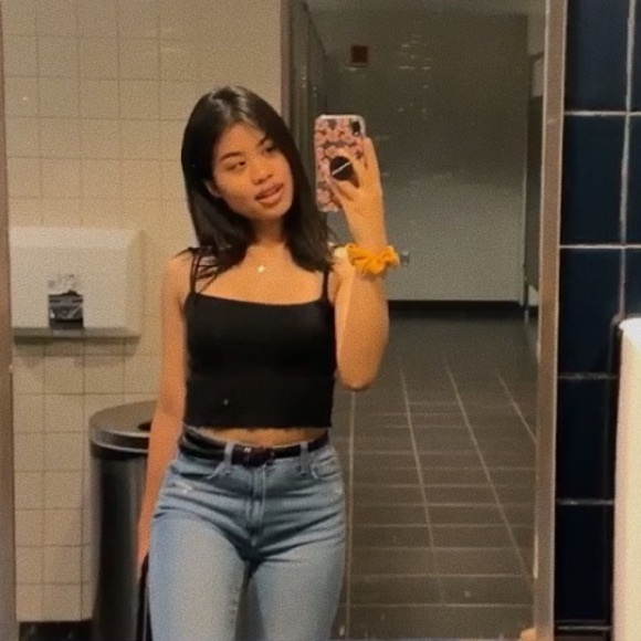 Profile Picture of Ei Khaing (@eeiwby) on Poshmark