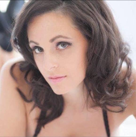 Profile Picture of Janet Curry (@jnucorelly) on Poshmark