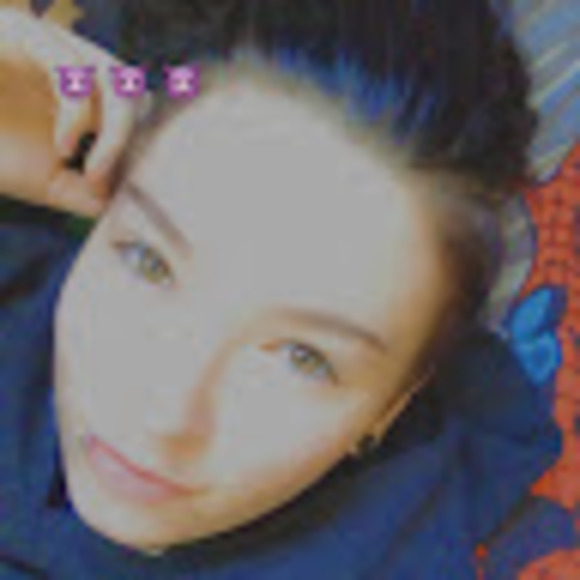 Profile Picture of Annalise Ariniello (@a_ariniello) on Poshmark