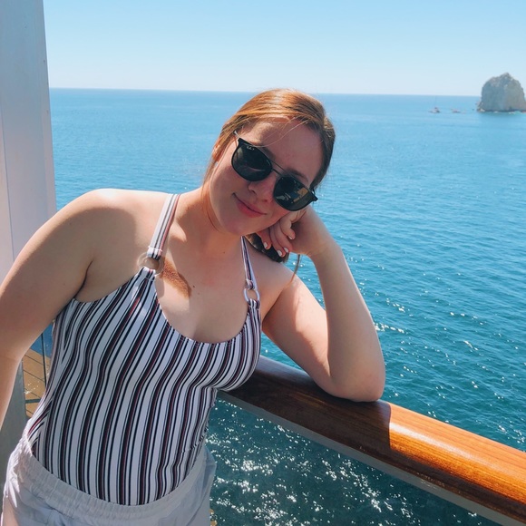Profile Picture of Jillian Rovetti (@jillrovetti) on Poshmark