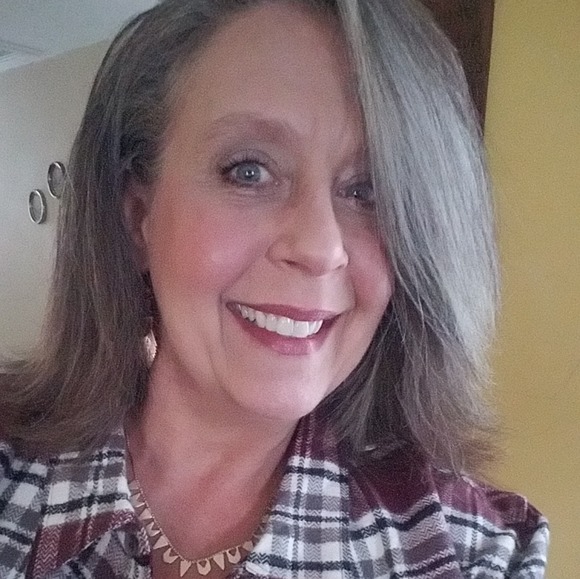 Profile Picture of Lori Zimmerman (@loriz123) on Poshmark