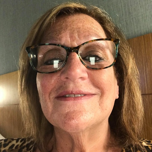 Profile Picture of Gloria Weisbrot (@gweisbrot) on Poshmark