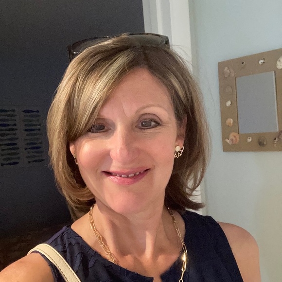 Profile Picture of Laurie Hannus (@lhannus) on Poshmark