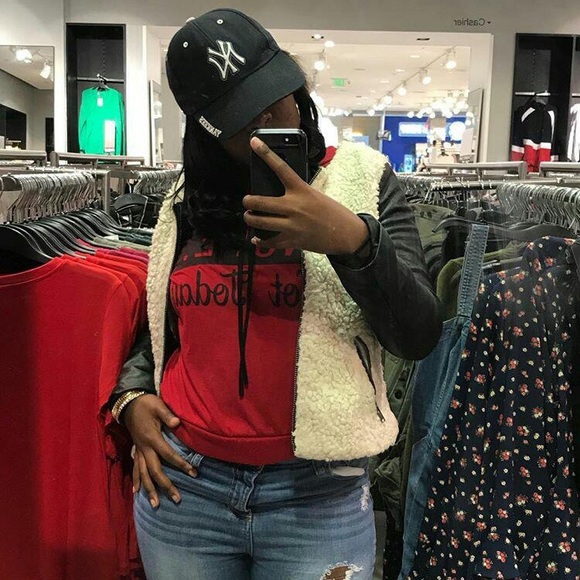 Profile Picture of Nia Emile (@watniawants) on Poshmark