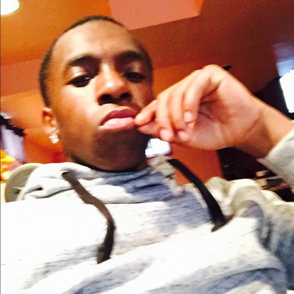 Profile Picture of Ladell Shaw (@famous_dell) on Poshmark