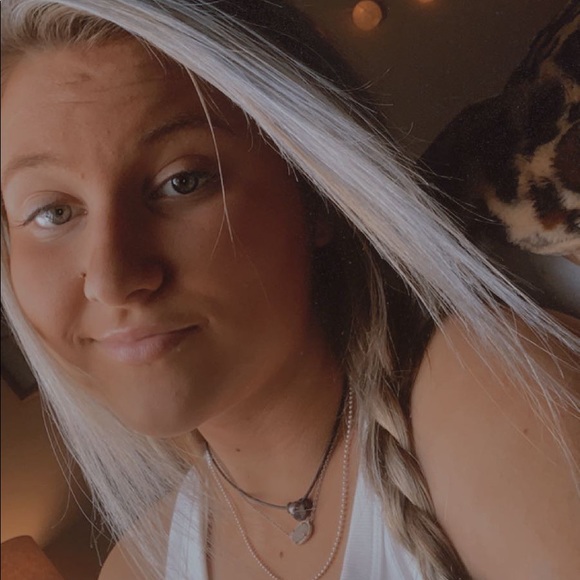 Profile Picture of Hannah Underly (@hannahunderly) on Poshmark