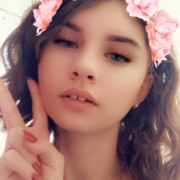 Profile Picture of Hannah Bates (@hrbates99) on Poshmark