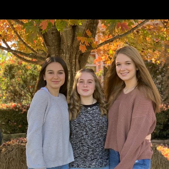 Profile Picture of Leah Schneider (@leahschneide623) on Poshmark