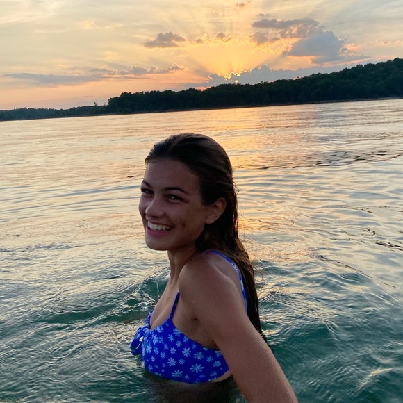 Profile Picture of Alyssa Olivio (@alyssaolivio) on Poshmark