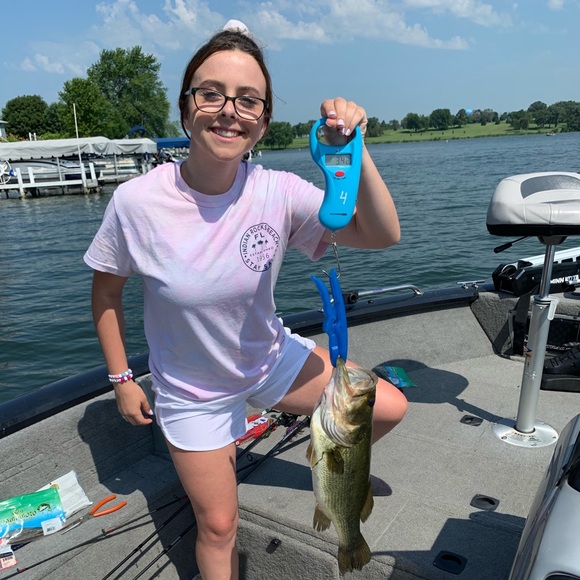 Profile Picture of Adrianna Gillespie (@annamg14) on Poshmark