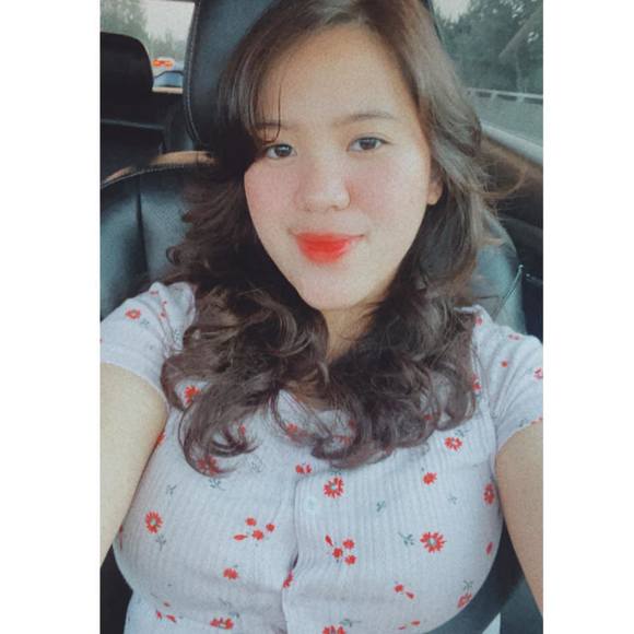Profile Picture of Lee Flores (@laleylee29) on Poshmark