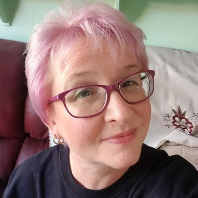 Profile Picture of Karen Elliott (@kaz1707) on Twitter