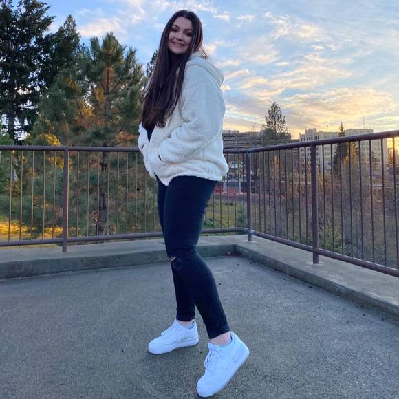 Profile Picture of Aiyana Henderson (@aiyanahender803) on Poshmark