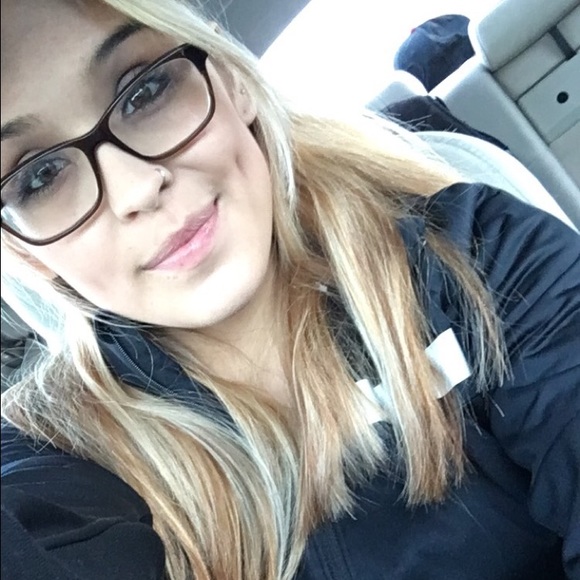 Profile Picture of Stephanie Tabates (@stephanie_lee2) on Poshmark