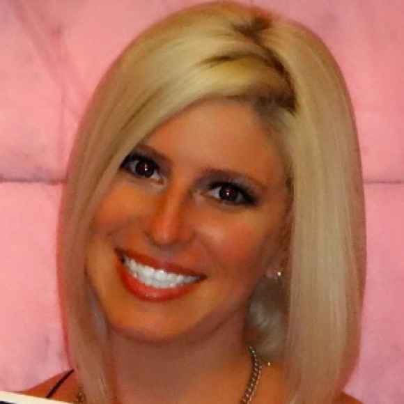Profile Picture of Lisa Zaworski (@saucyz75) on Poshmark
