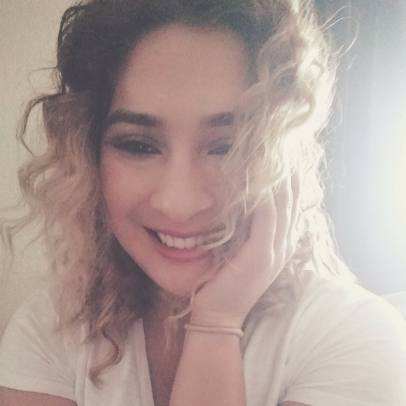 Profile Picture of Iris Urias (@uriasiris25) on Poshmark