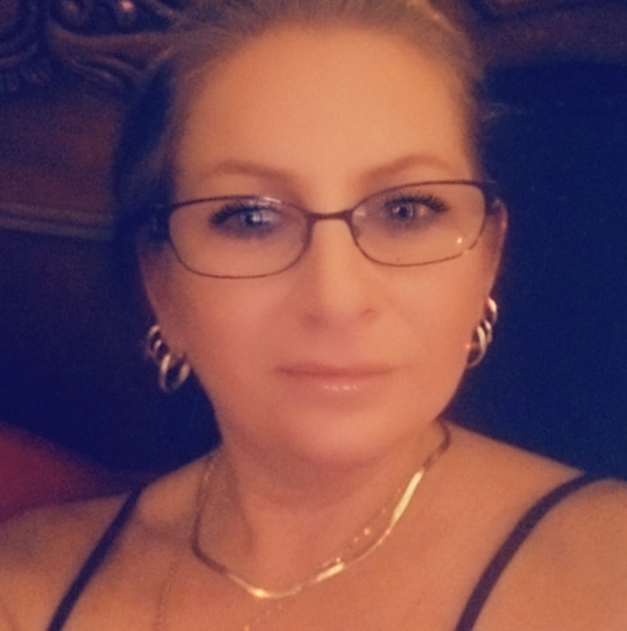 Profile Picture of Kimberly Fayad (@kimndevon) on Poshmark