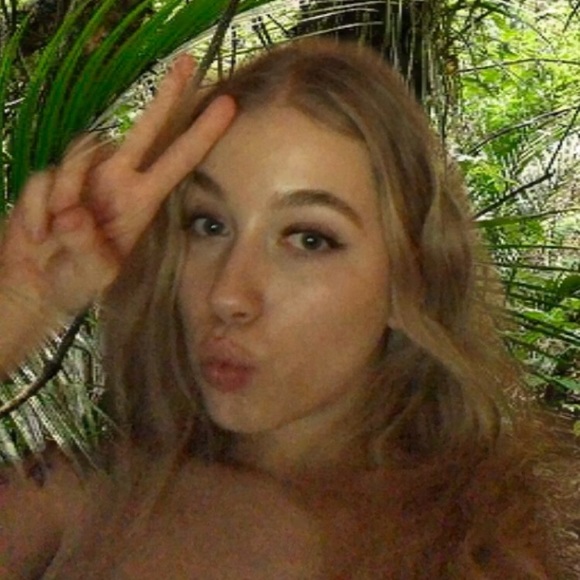 Profile Picture of Beth Shackleton (@brattyb142) on Poshmark
