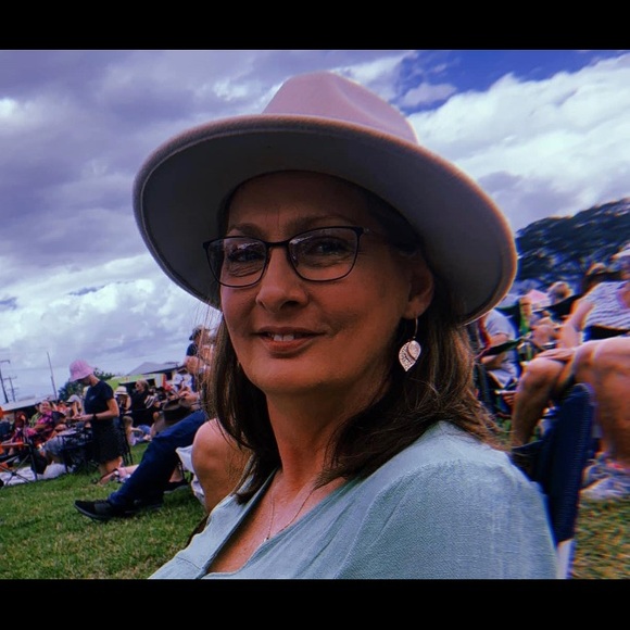 Simone Ryan - Poshmark Profile Picture of Simone Ryan (@simone_ryan) on Poshmark