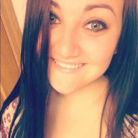 Profile Picture of Chelsea Losinski (@chelsealosinski) on Poshmark