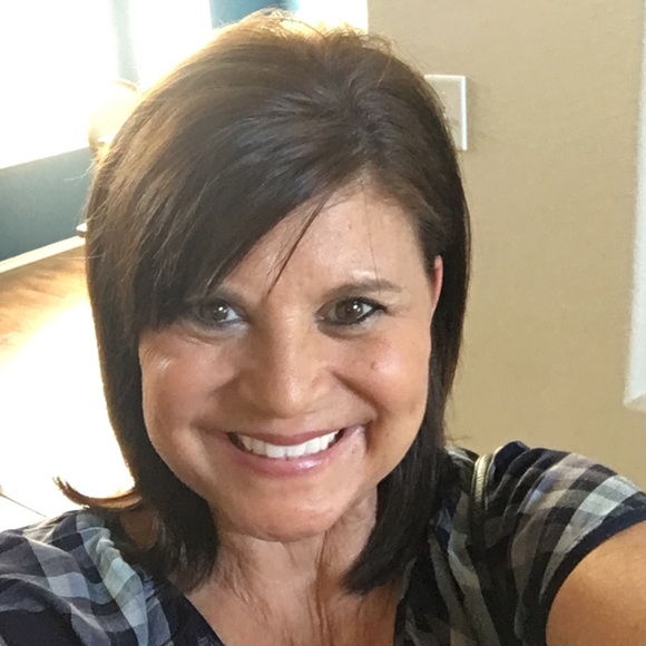 Profile Picture of Valerie Manning (@valli1966) on Poshmark