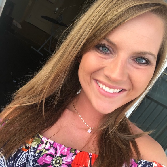 Profile Picture of Victoria Cosma (@victoriacosma) on Poshmark
