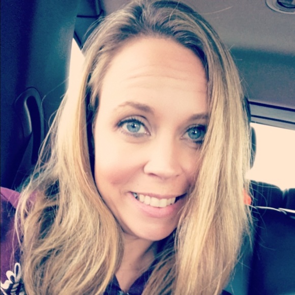Profile Picture of Samantha Pickarts (@samantha1713) on Poshmark
