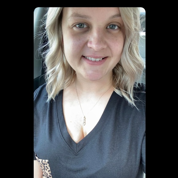 Profile Picture of Amber Delaney (@angipson) on Poshmark