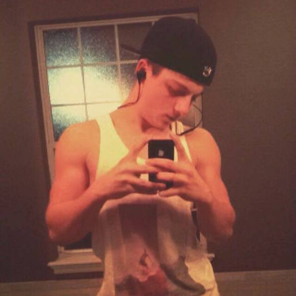 Profile Picture of Chris Horton (@chrishorton936) on Poshmark