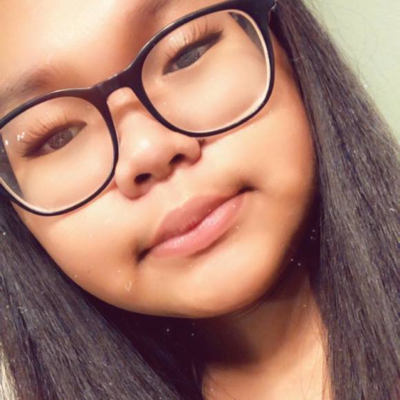 Profile Picture of Daniella Farinas (@daniellafarinas) on Poshmark