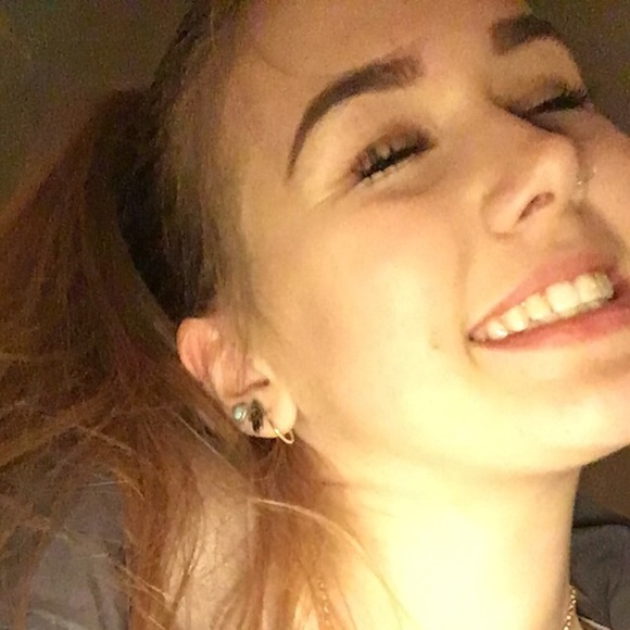 Profile Picture of Ryann Arsenault (@ryann71) on Poshmark