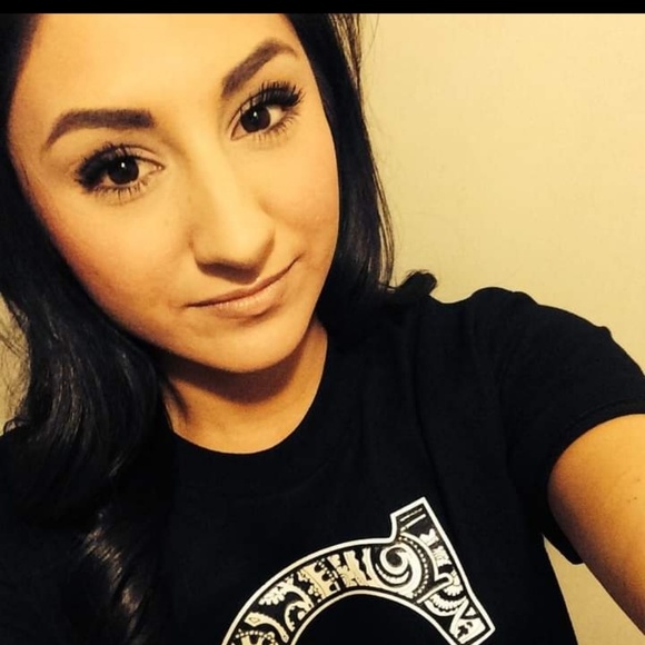 Profile Picture of Athena Clayton (@athenakayy909) on Poshmark