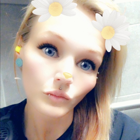 Profile Picture of Danidanielle Stonehouse (@dstonehouse695) on Poshmark