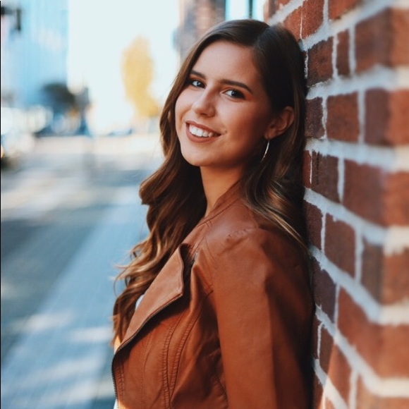 Profile Picture of Amanda Carambat (@mandapanda101) on Poshmark