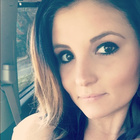 Profile Picture of Lacey Janousek (@laceyjanousek) on Poshmark