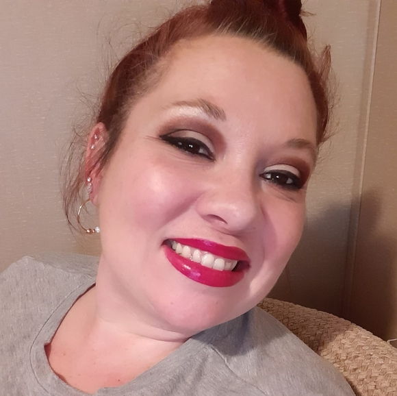 Profile Picture of Melanie Glisson (@birdlady_85) on Poshmark