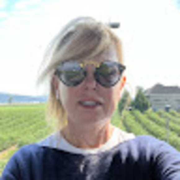 Profile Picture of Jeryl Abbott (@drabbottdds) on Poshmark