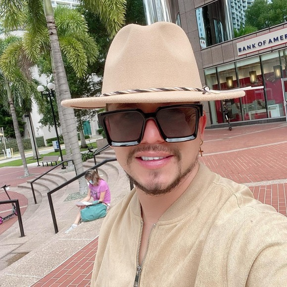 Profile Picture of Alex Fleitas (@alexfleitas2012) on Poshmark