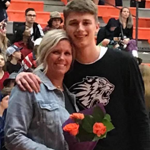 Profile Picture of Amie Stewart (@amiestewart13) on Poshmark