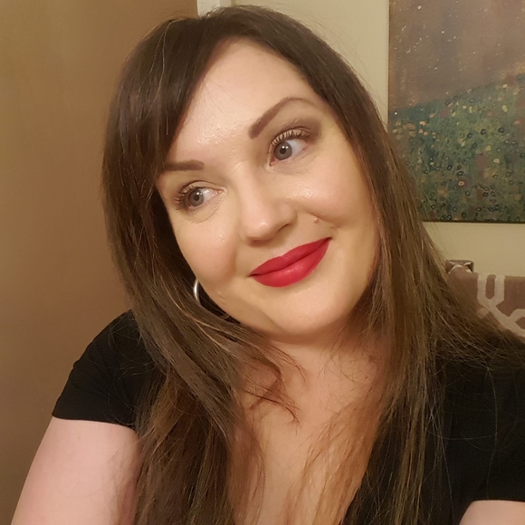 Profile Picture of Sarah Button (@qtbutton) on Poshmark