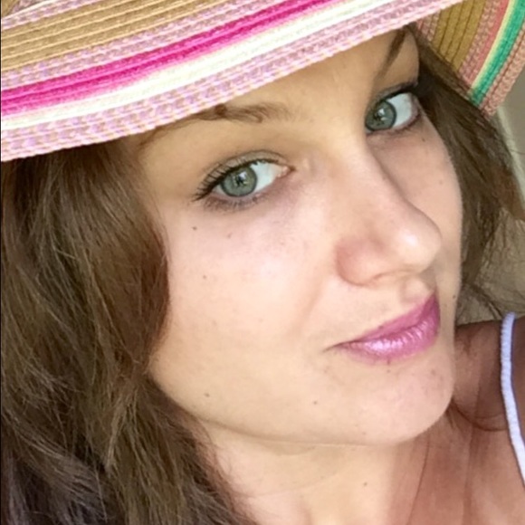 Profile Picture of Ioana Soptirean (@simonexox) on Poshmark