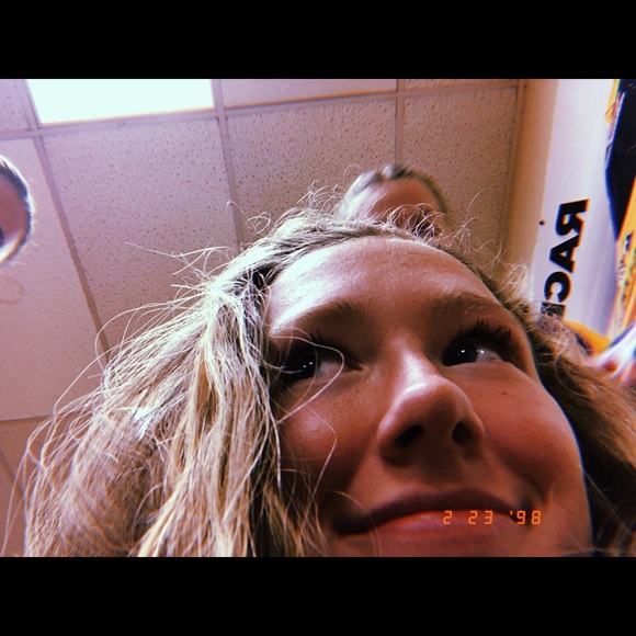 Profile Picture of Brandi Gayle (@bgaylee31) on Poshmark