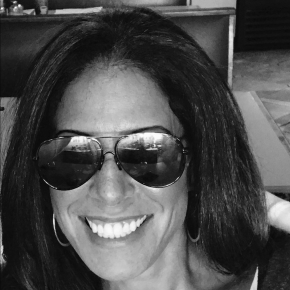 Profile Picture of Lisa Perlstein (@lisaperlstein) on Poshmark