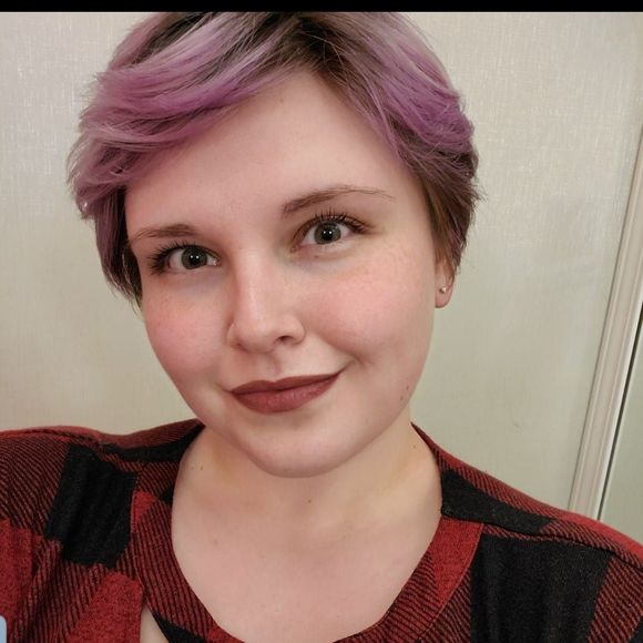 Profile Picture of Natalie Evanow (@natalieevanow) on Poshmark