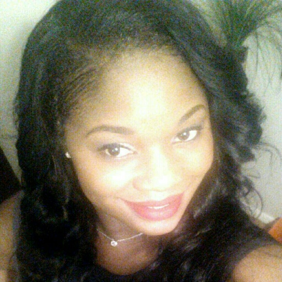 Profile Picture of Angela Mackey (@ayom827) on Poshmark