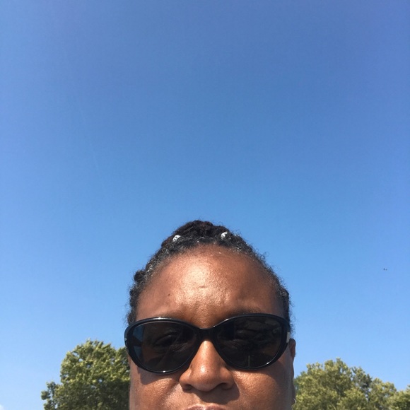 Profile Picture of Earlesia Moore (@earlesia) on Poshmark