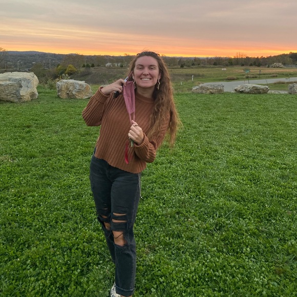 Profile Picture of Lily Foster (@lkfoster12) on Poshmark