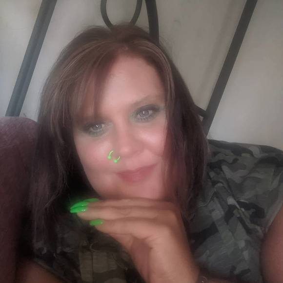 Profile Picture of April Gossett (@mrsapril79) on Poshmark