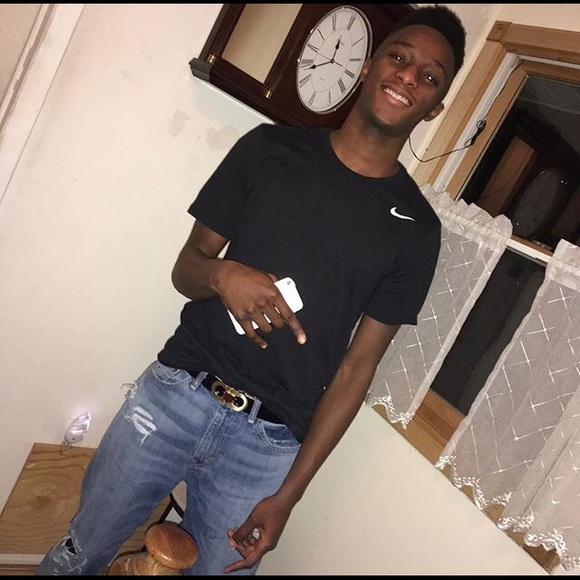 Profile Picture of Shawn Pierre (@obeymahwavee) on Poshmark